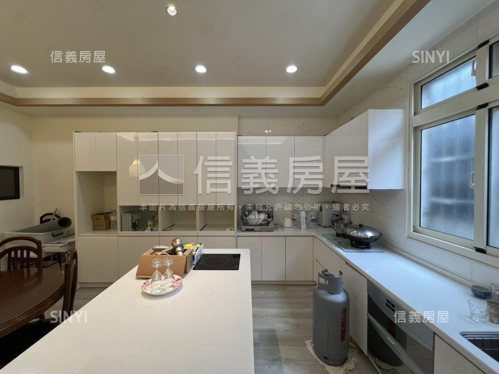 近公所朝東南裝潢透天房屋室內格局與周邊環境
