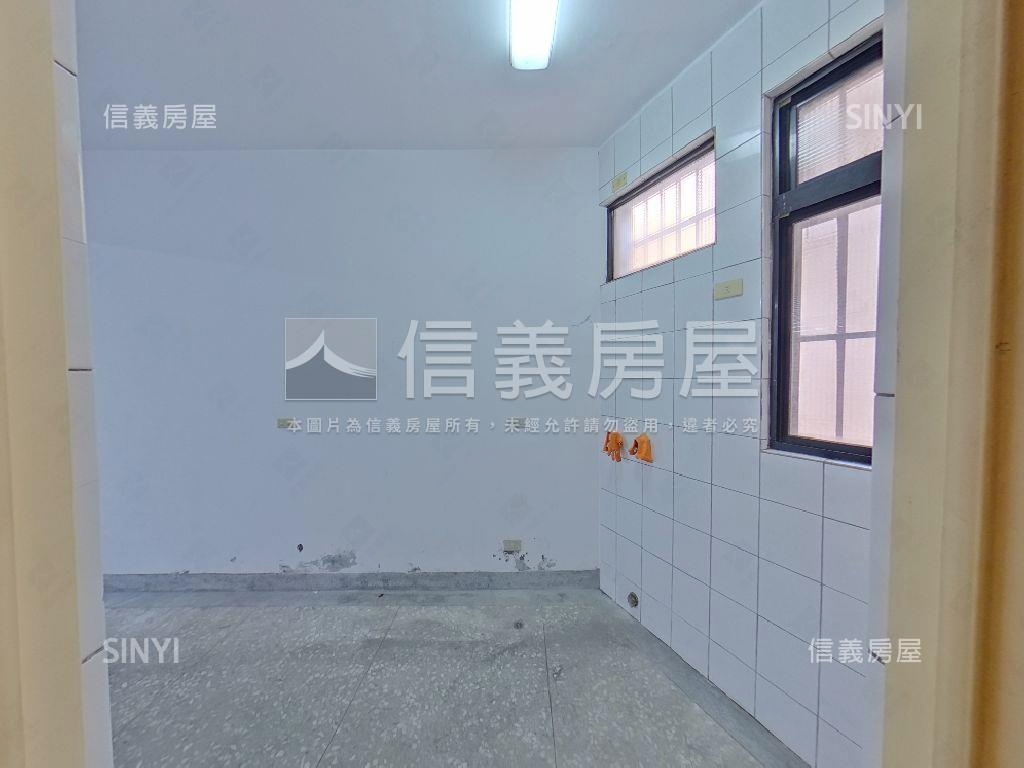 近市場整棟透天金店面房屋室內格局與周邊環境