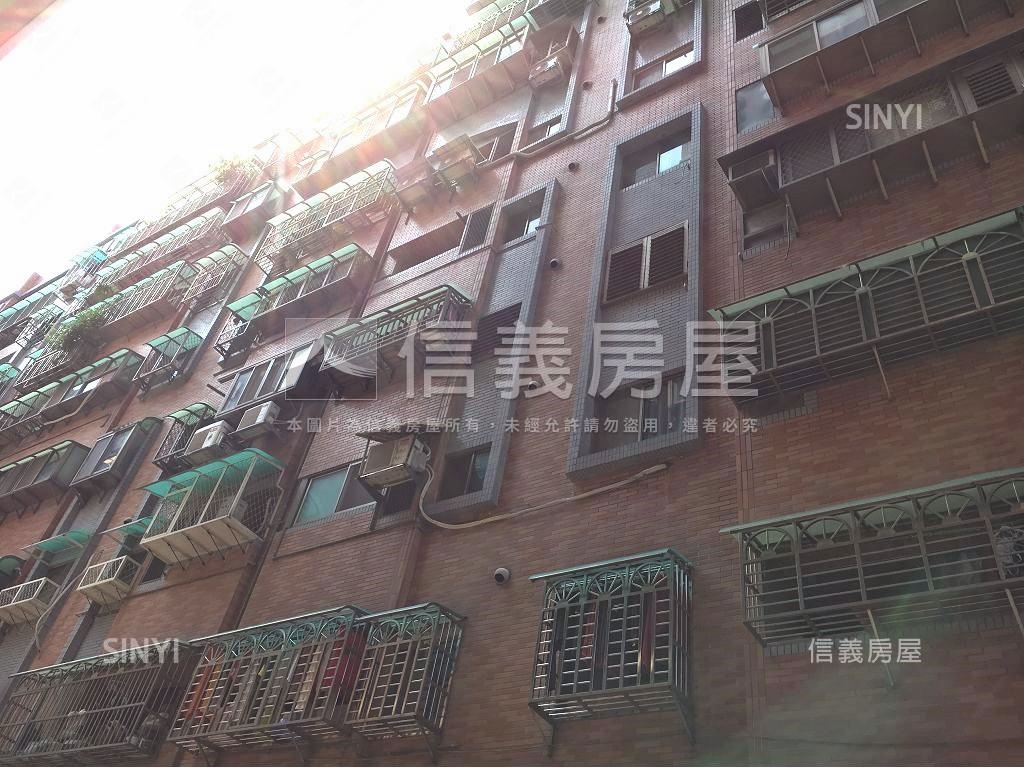 仁愛特區坡機車位房屋室內格局與周邊環境