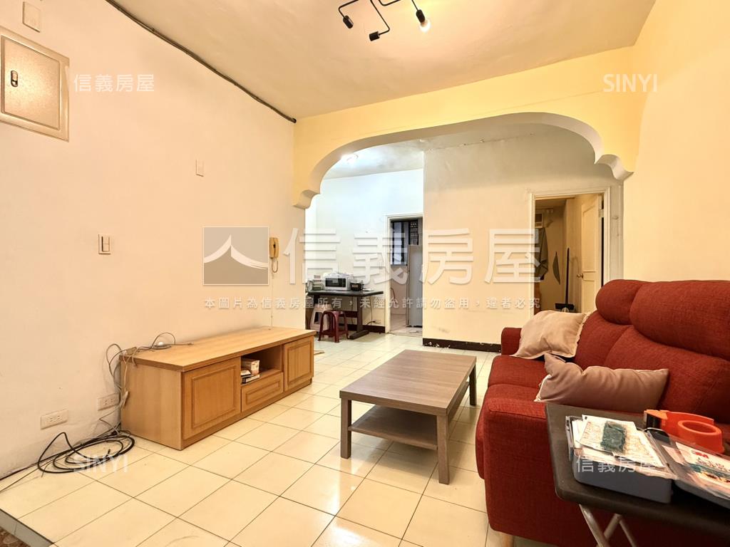 中正路黃金商圈稀有二樓房屋室內格局與周邊環境