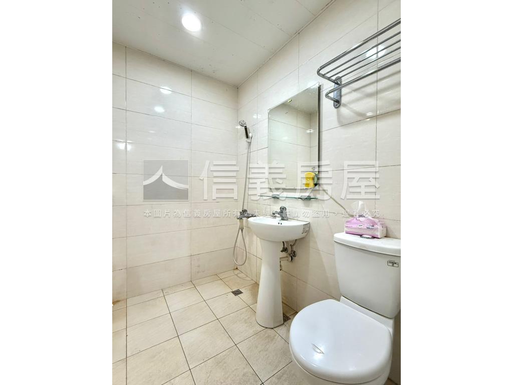 中正路黃金商圈稀有二樓房屋室內格局與周邊環境