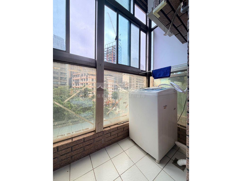 有陽台明亮套房房屋室內格局與周邊環境