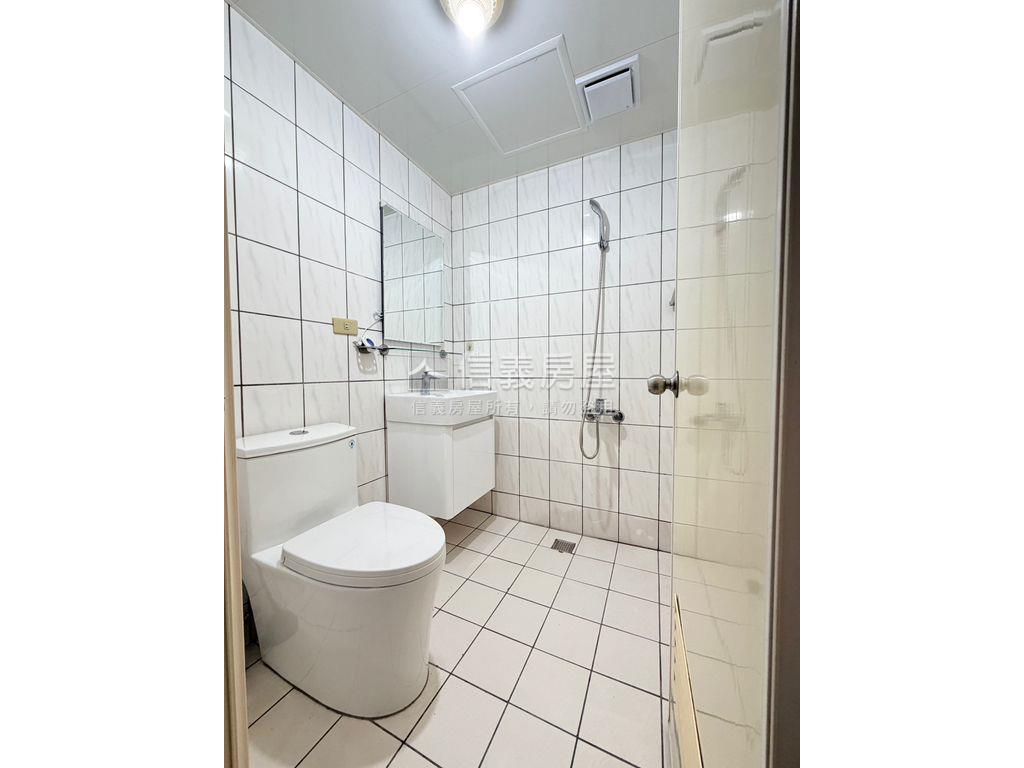 有陽台明亮套房房屋室內格局與周邊環境