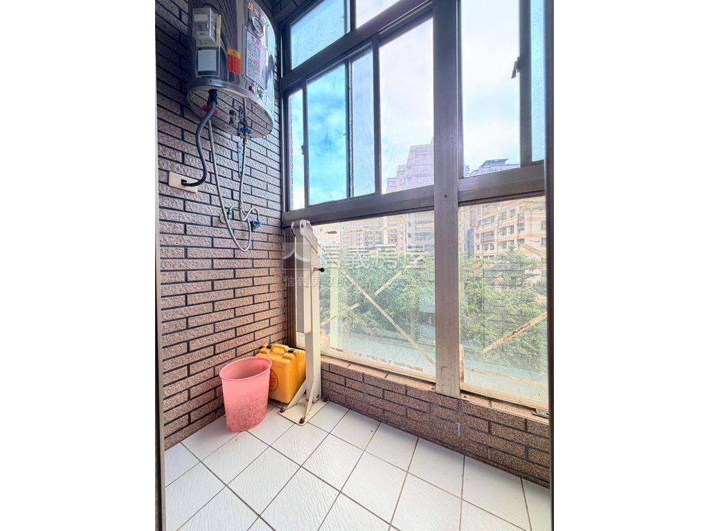 有陽台明亮套房房屋室內格局與周邊環境