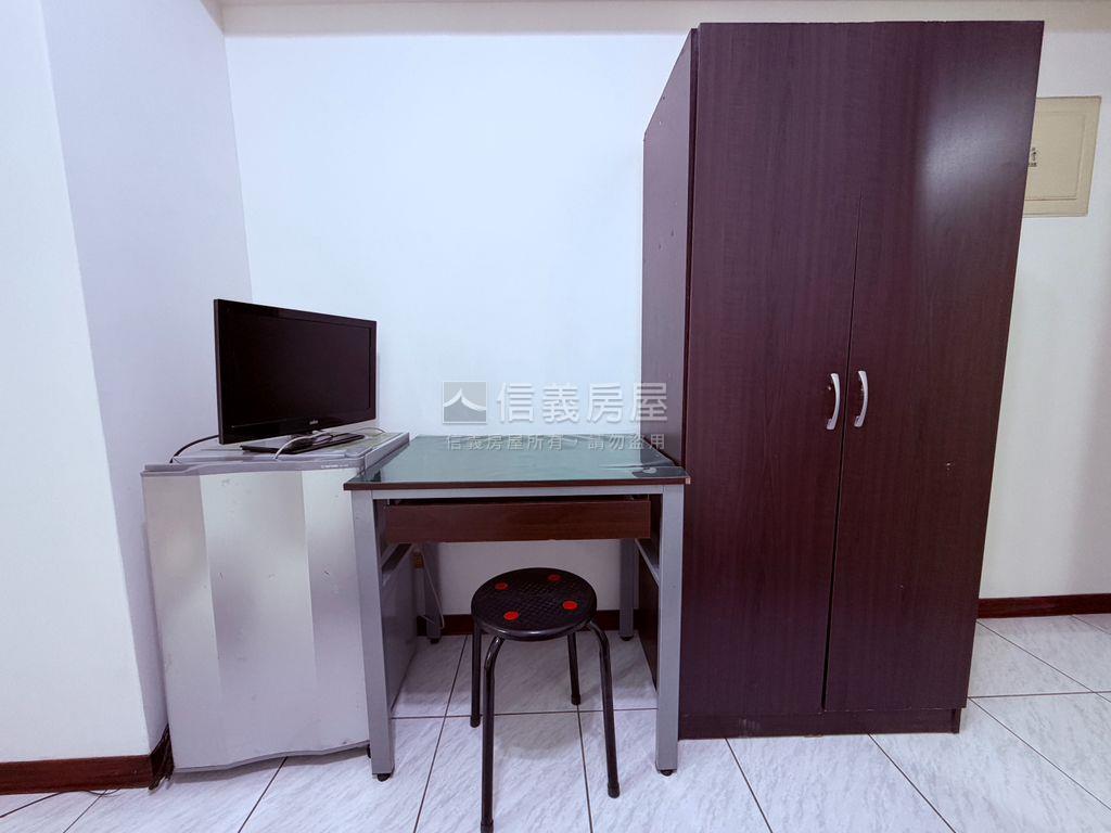有陽台明亮套房房屋室內格局與周邊環境