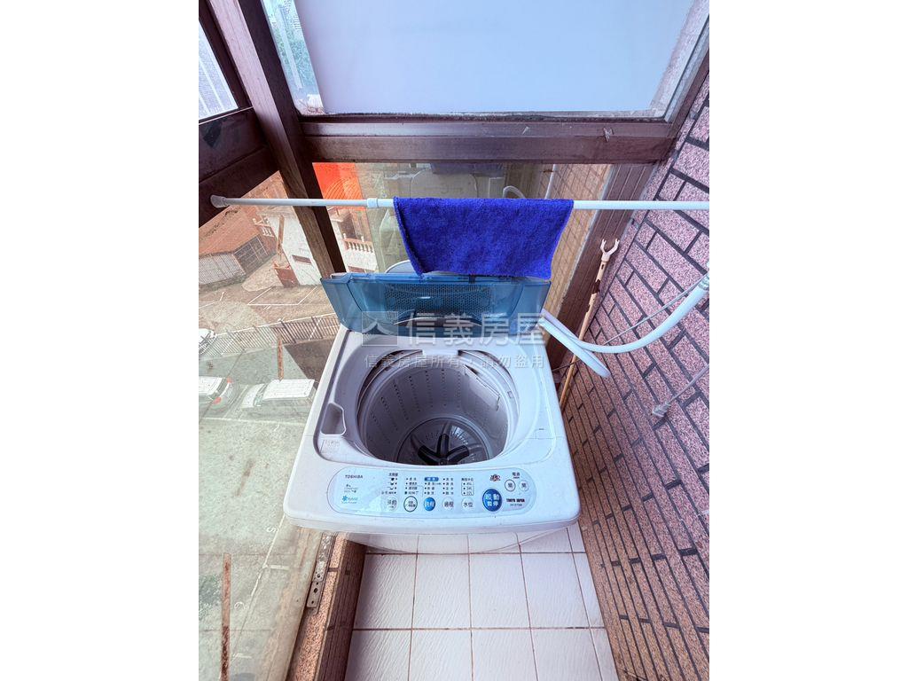 有陽台明亮套房房屋室內格局與周邊環境