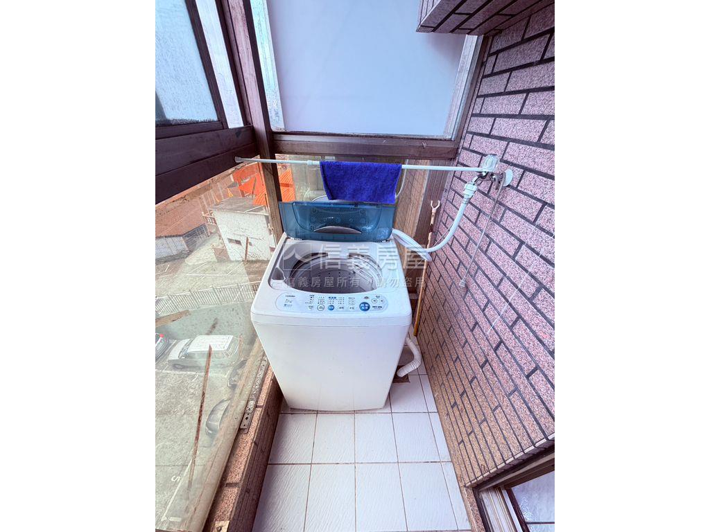 有陽台明亮套房房屋室內格局與周邊環境