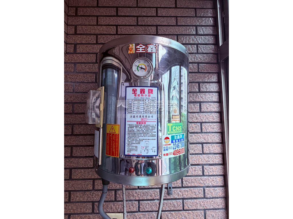 有陽台明亮套房房屋室內格局與周邊環境
