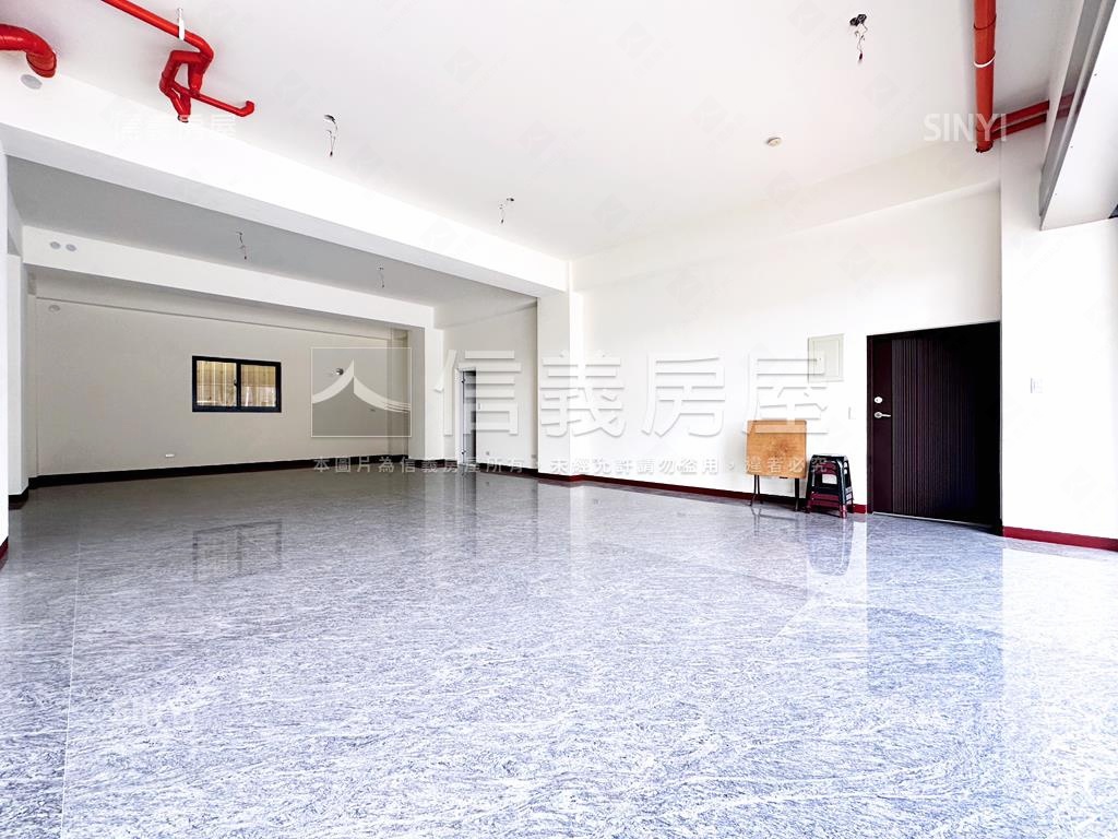 軟體園區邊間臨路店套房屋室內格局與周邊環境