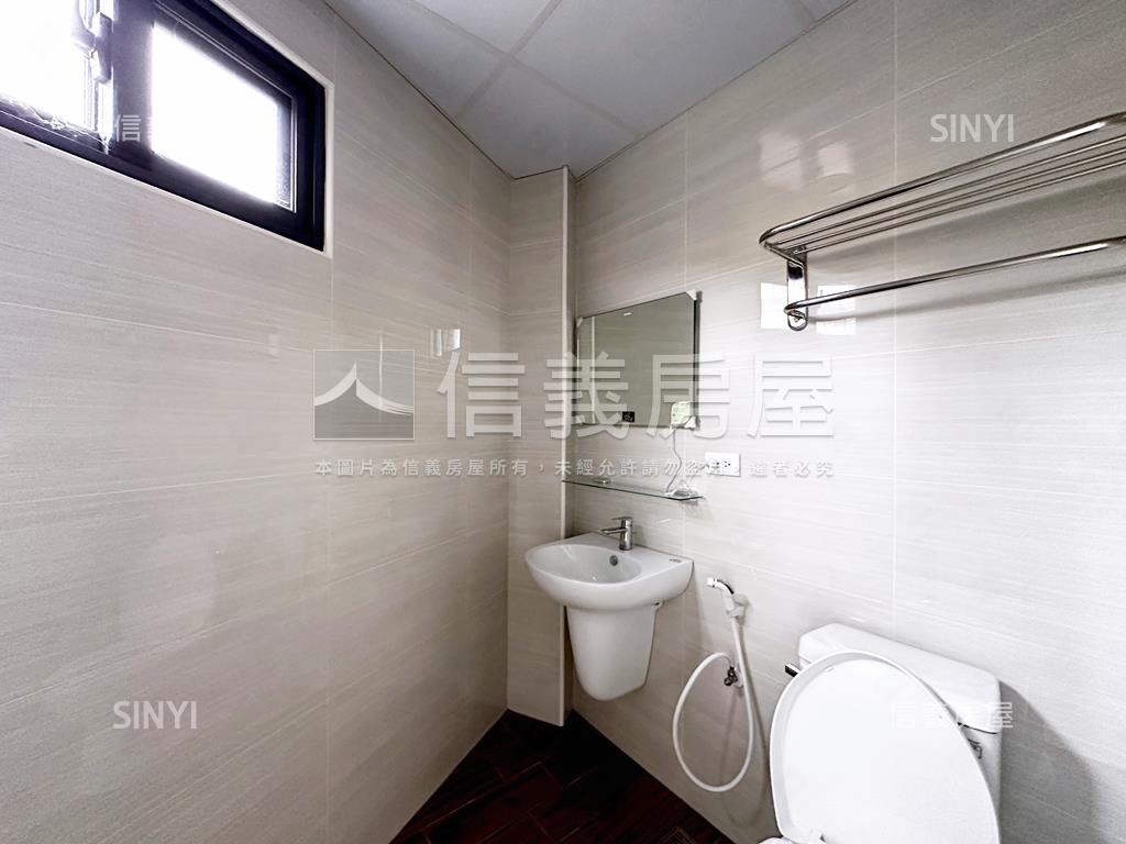 軟體園區邊間臨路店套房屋室內格局與周邊環境