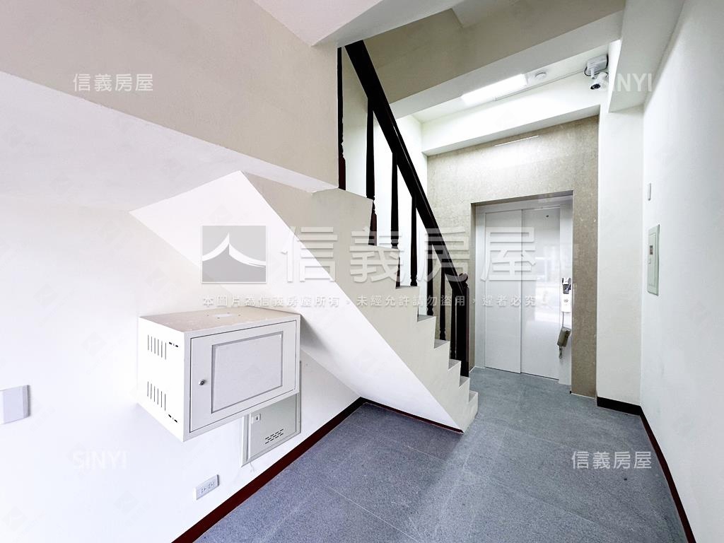 軟體園區邊間臨路店套房屋室內格局與周邊環境