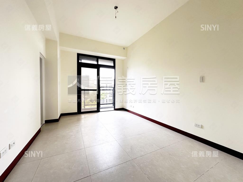 軟體園區邊間臨路店套房屋室內格局與周邊環境