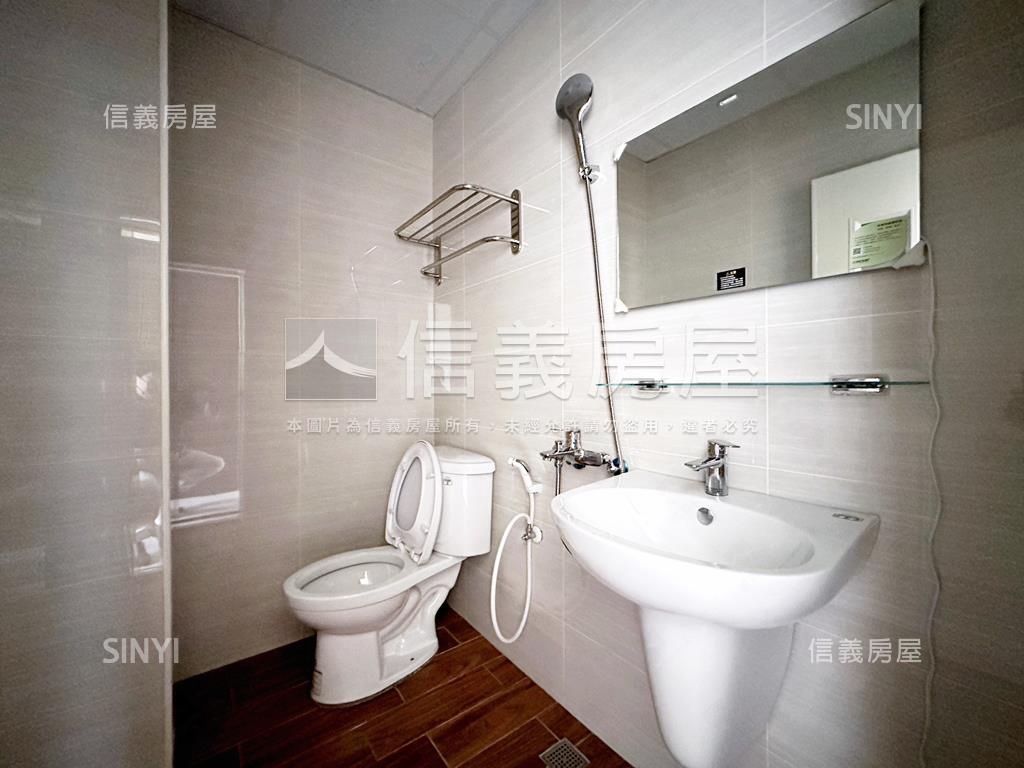 軟體園區邊間臨路店套房屋室內格局與周邊環境