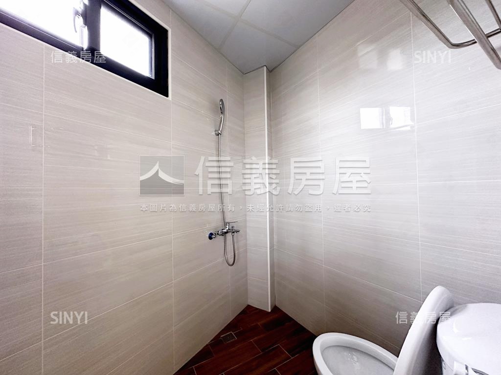 軟體園區邊間臨路店套房屋室內格局與周邊環境