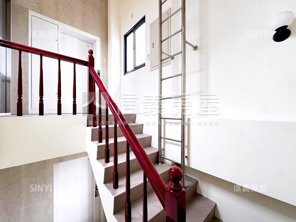 軟體園區邊間臨路店套房屋室內格局與周邊環境