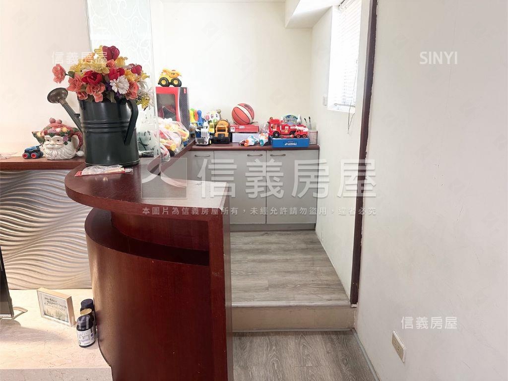 近中山醫。近捷運平車房屋室內格局與周邊環境