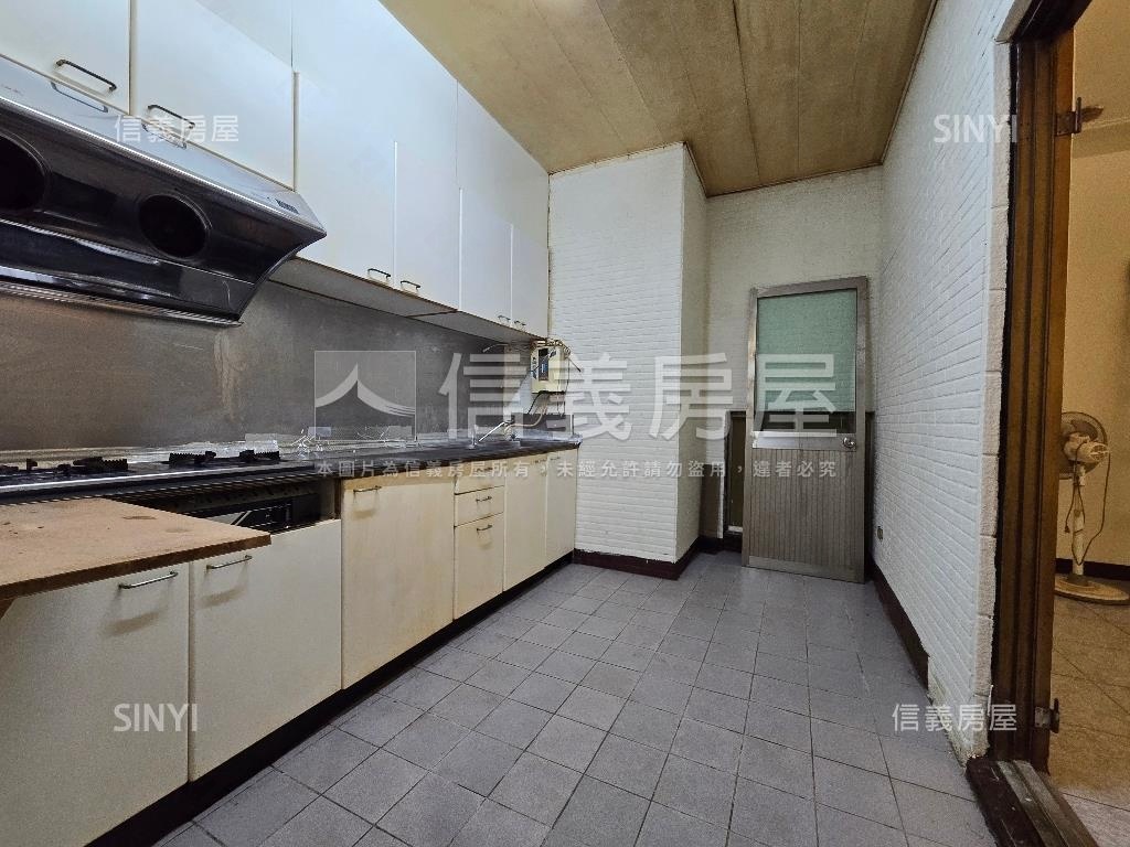 薪傳河景方正大間四房車位房屋室內格局與周邊環境