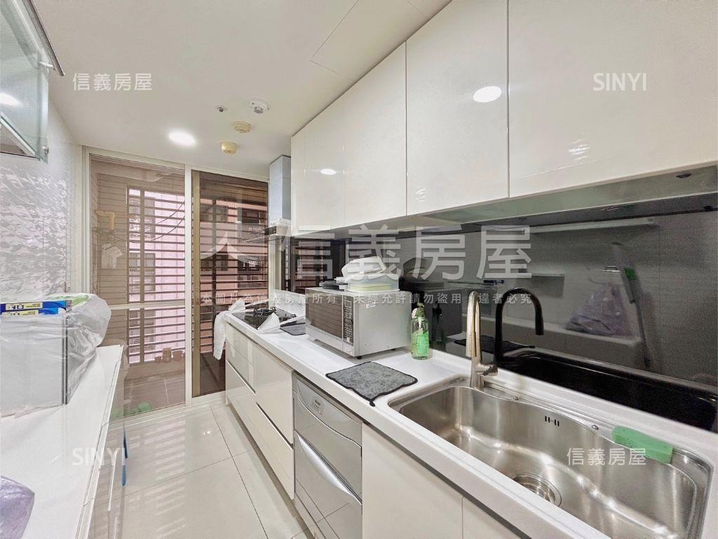 精緻裝潢高樓層城峰匯房屋室內格局與周邊環境