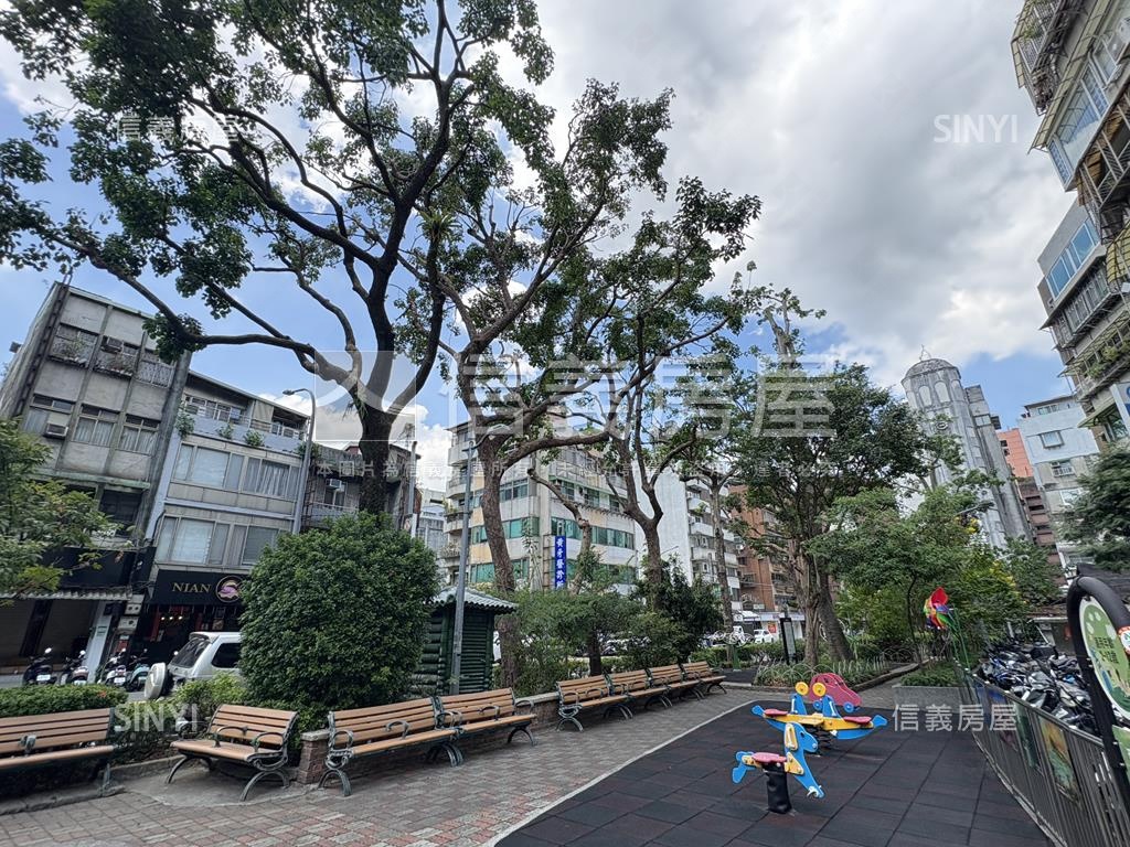 信義安和坡道平面車位房屋室內格局與周邊環境