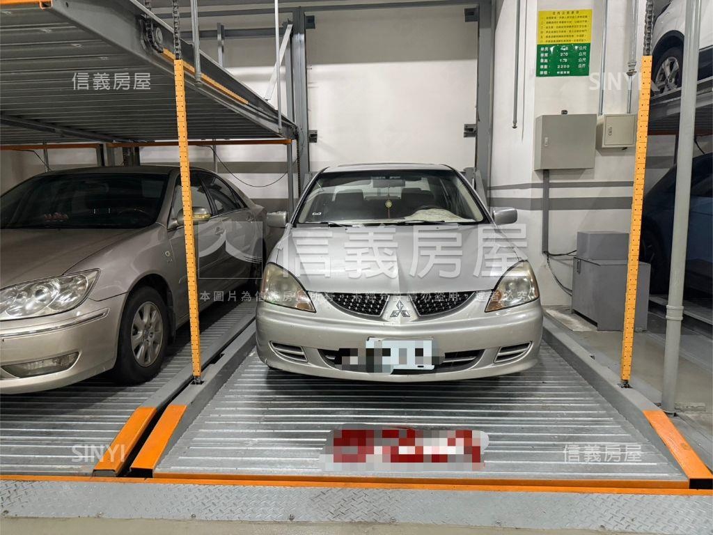三房附車位．走路就到公園房屋室內格局與周邊環境