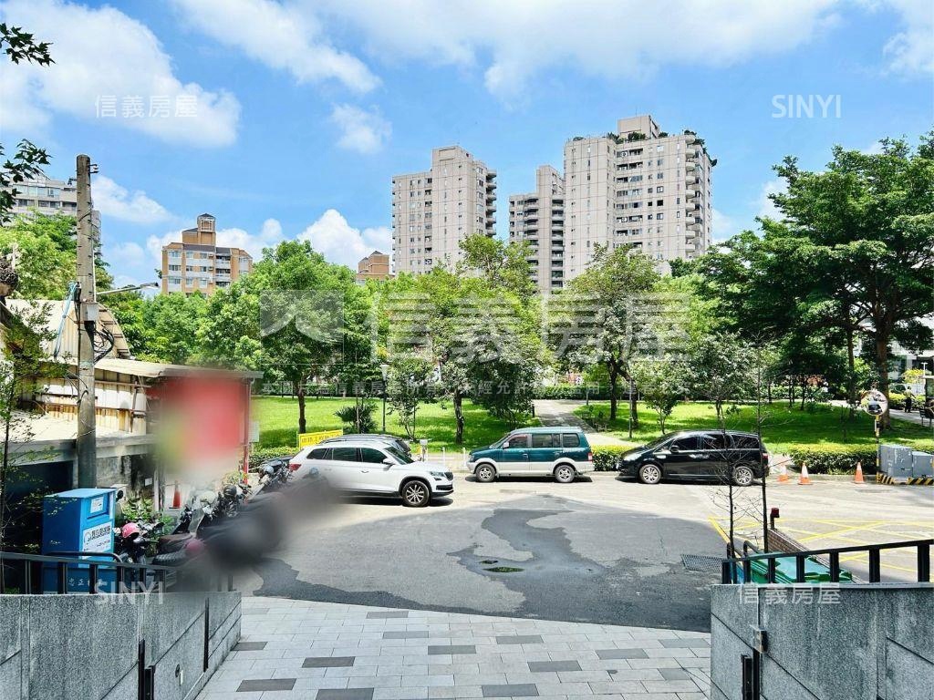 三房附車位．走路就到公園房屋室內格局與周邊環境