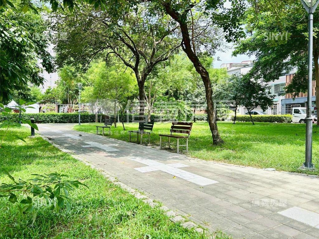 三房附車位．走路就到公園房屋室內格局與周邊環境
