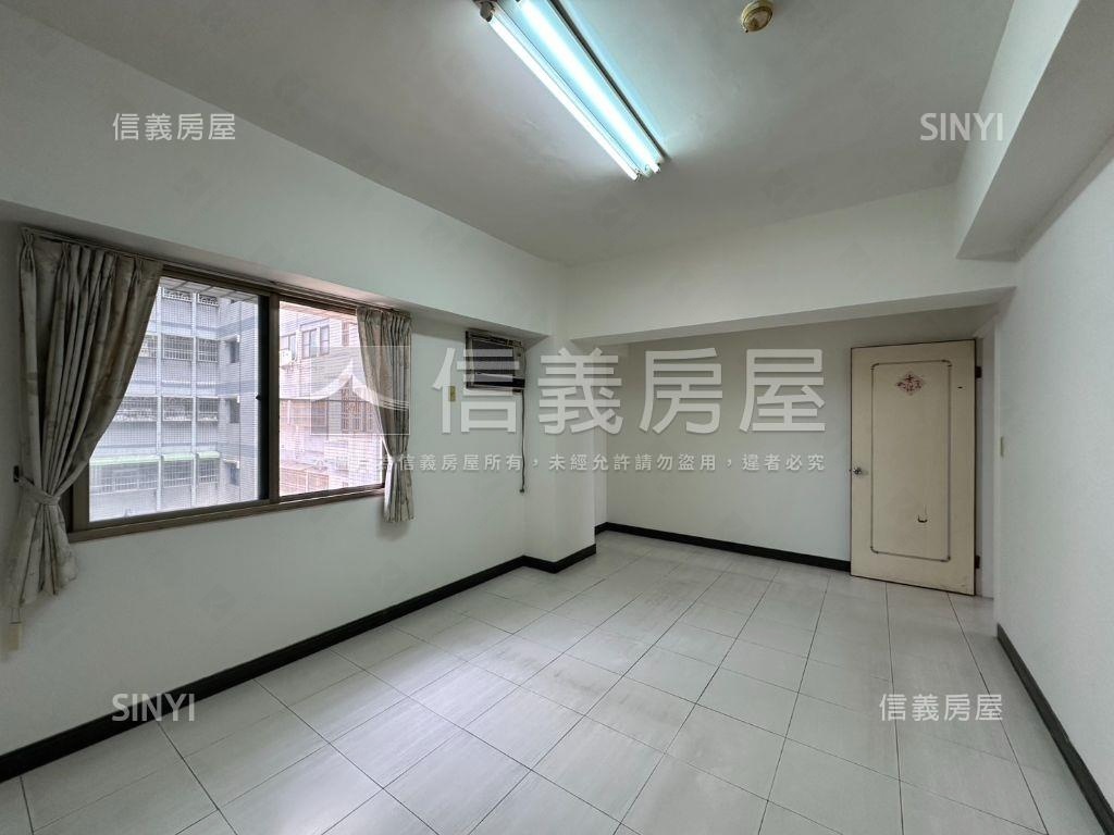 鴻儒三期，採光四房有車位房屋室內格局與周邊環境