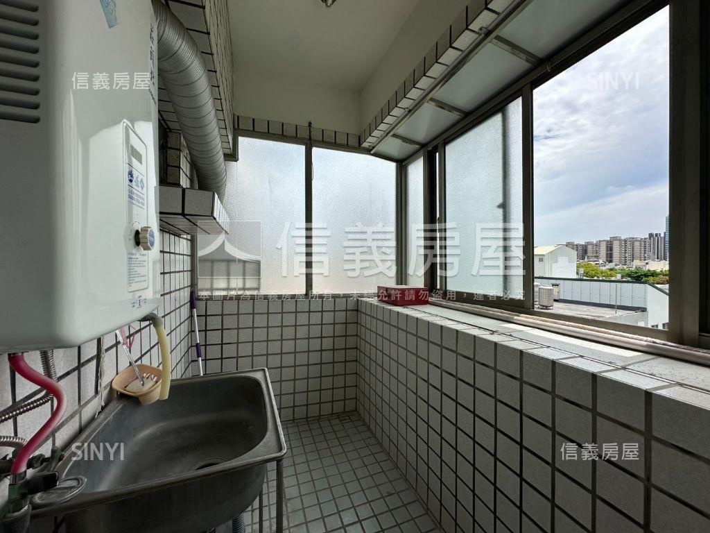 鴻儒三期，採光四房有車位房屋室內格局與周邊環境