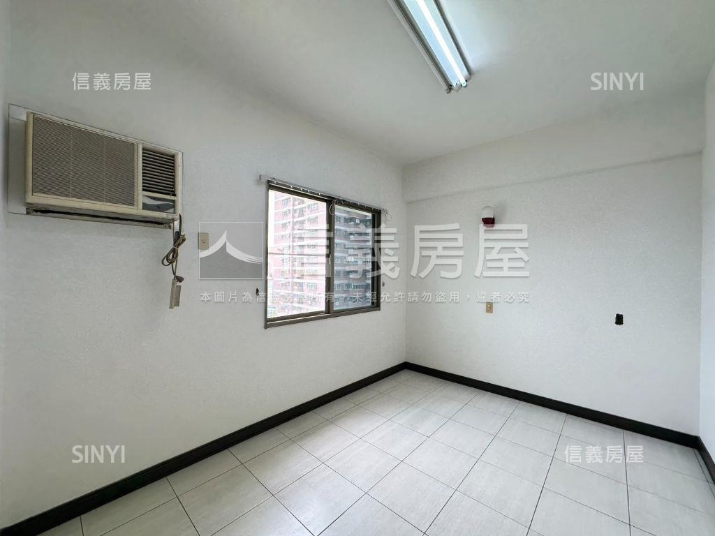 鴻儒三期，採光四房有車位房屋室內格局與周邊環境