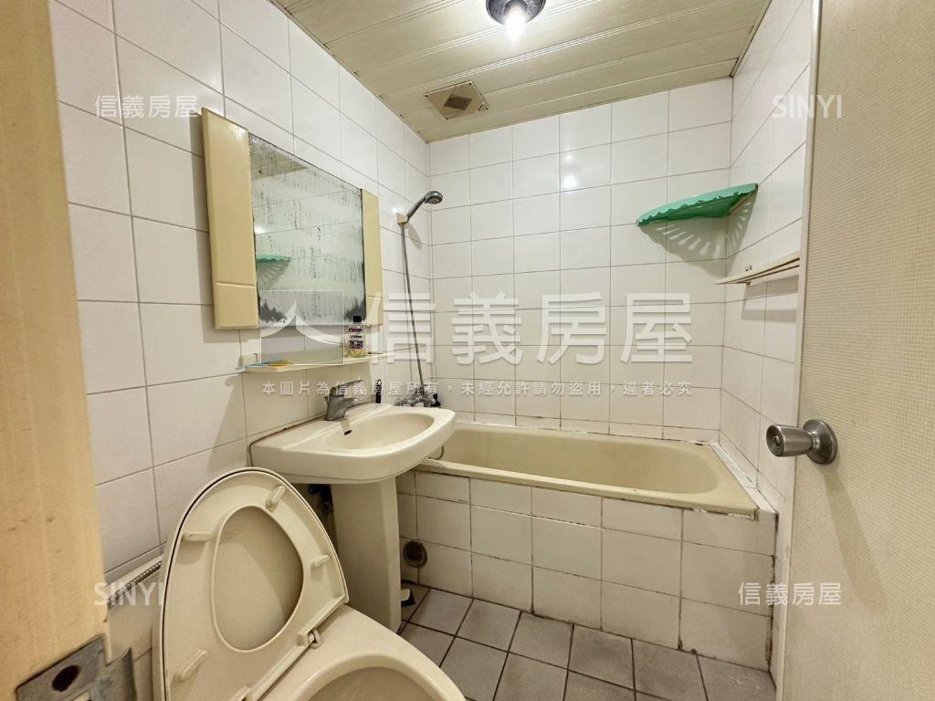 鴻儒三期，採光四房有車位房屋室內格局與周邊環境