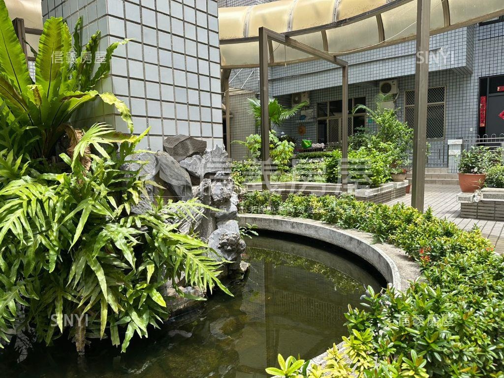 鴻儒三期，採光四房有車位房屋室內格局與周邊環境