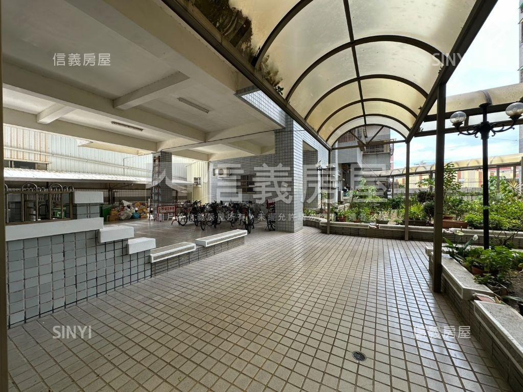 鴻儒三期，採光四房有車位房屋室內格局與周邊環境