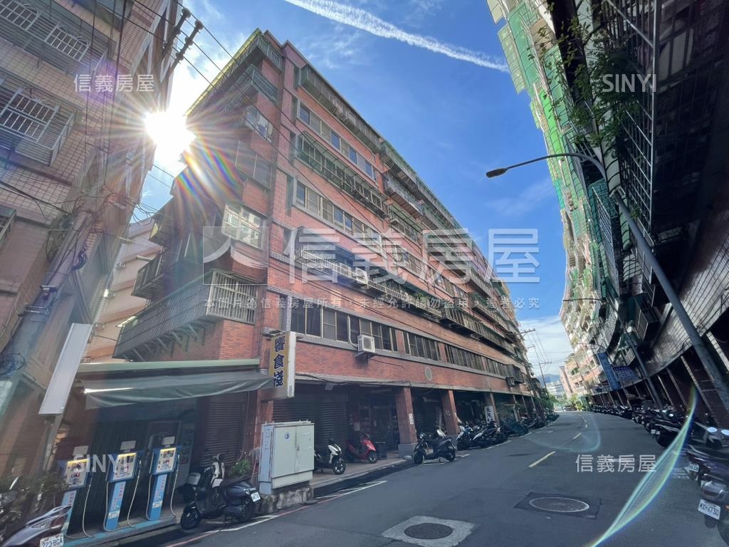 近捷運店面寬７Ｍ價可談房屋室內格局與周邊環境