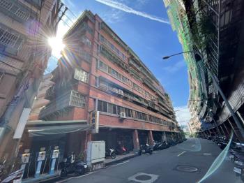 近捷運店面寬７Ｍ價可談