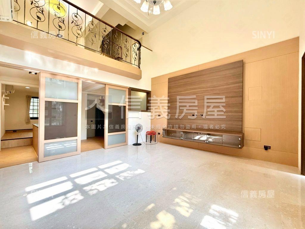 漂亮五房雙車位社區型透天房屋室內格局與周邊環境