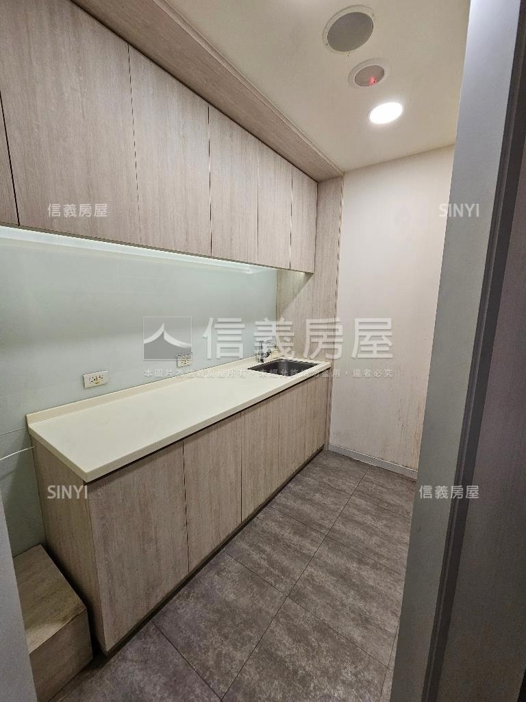 德孚瑞光１３８坪邊間店面房屋室內格局與周邊環境