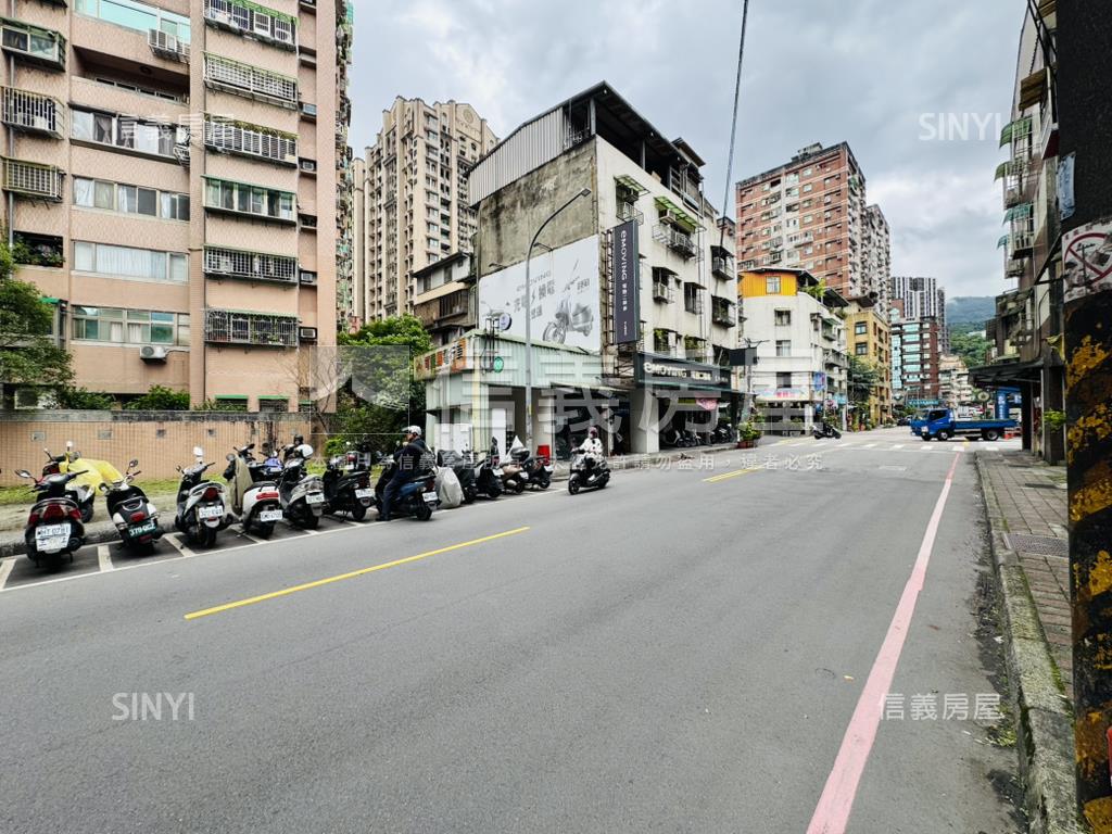 稀有大面寬金鑽店面房屋室內格局與周邊環境