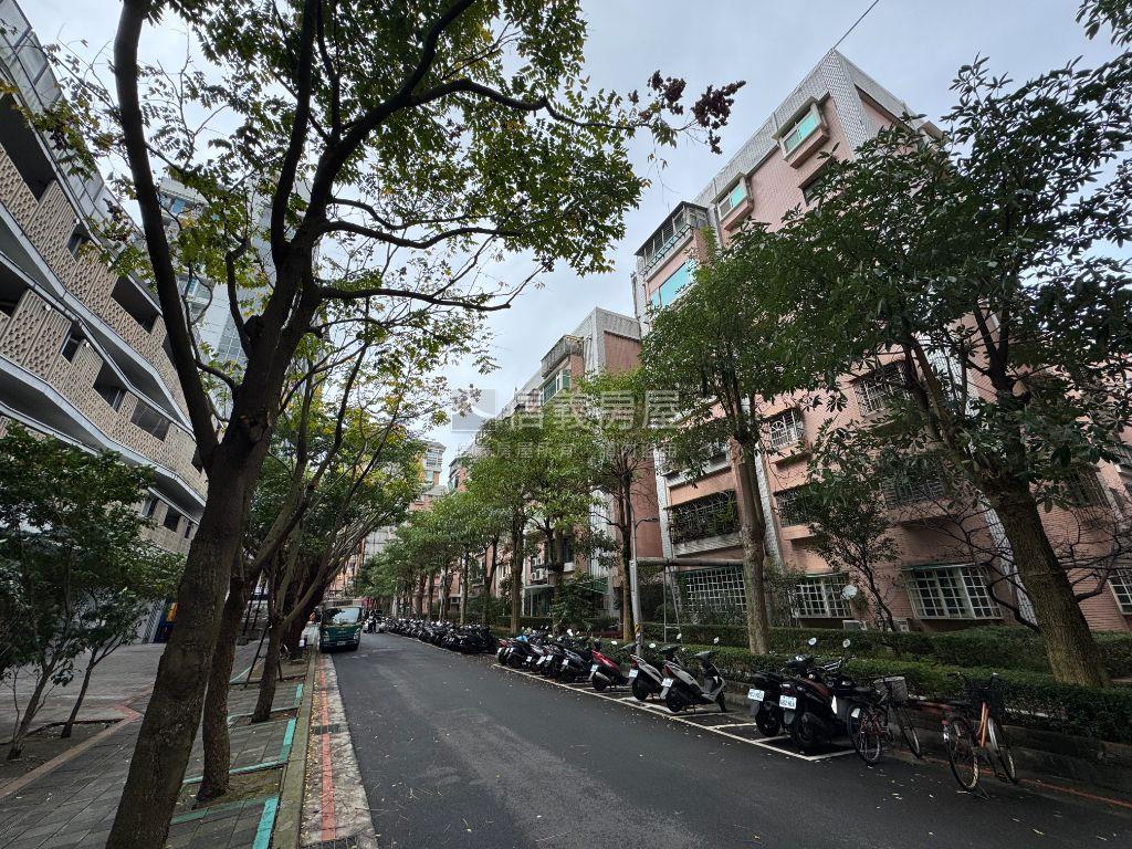 面綠蔭電梯三房車位可抽房屋室內格局與周邊環境