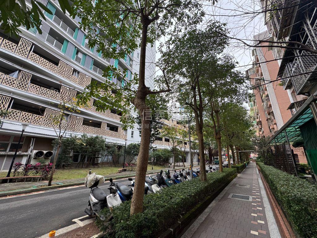 面綠蔭電梯三房車位可抽房屋室內格局與周邊環境