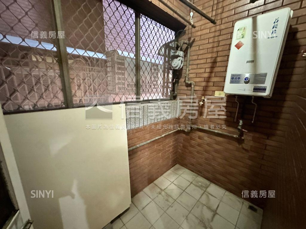 近高鐵面寬金店面配車位房屋室內格局與周邊環境