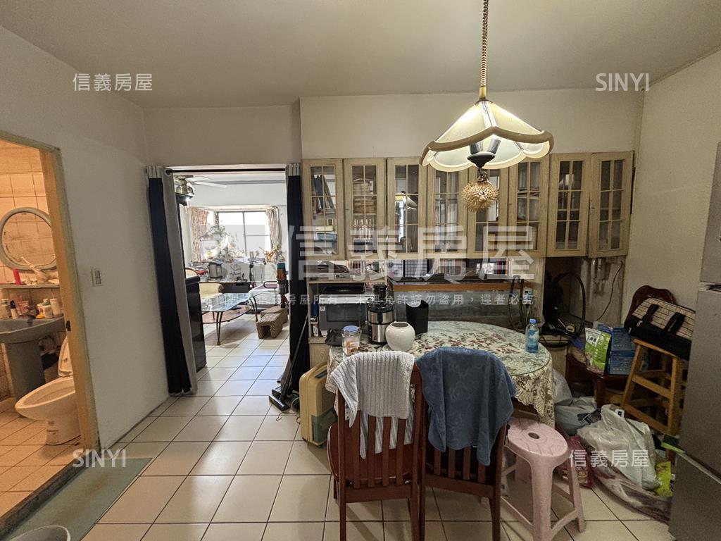 朝北次頂樓採光大三房平車房屋室內格局與周邊環境