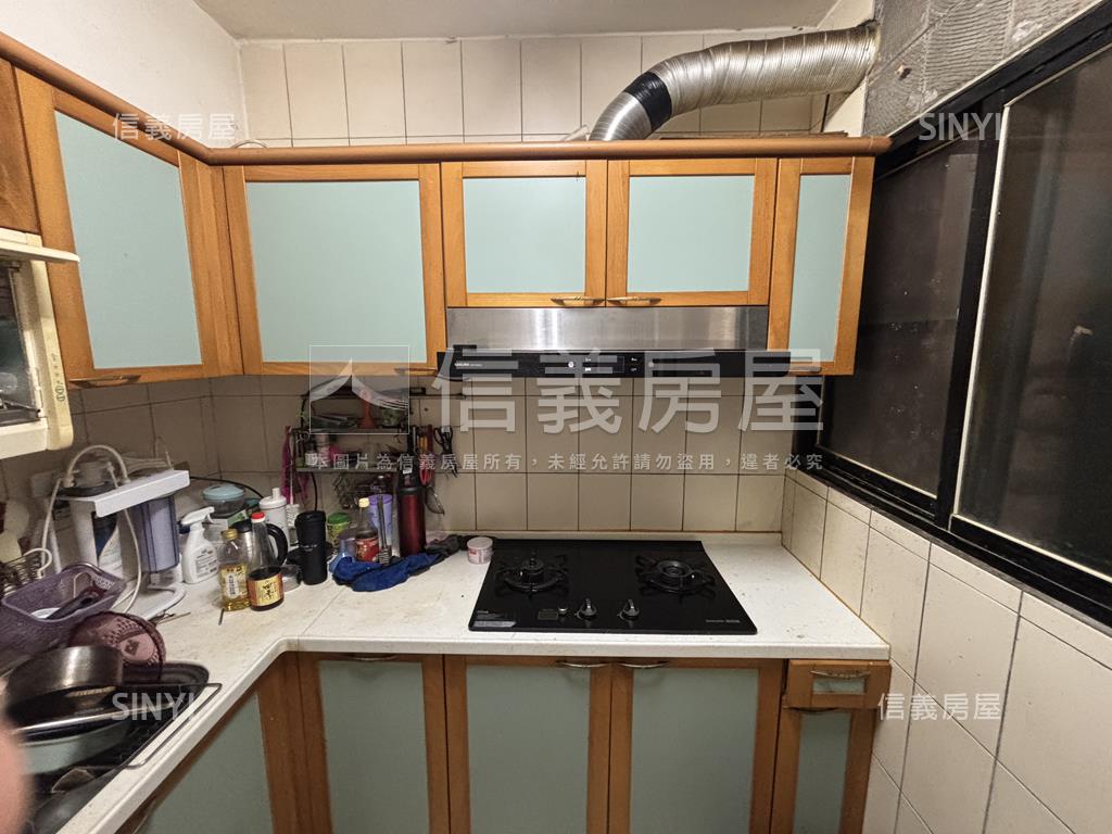 朝北次頂樓採光大三房平車房屋室內格局與周邊環境