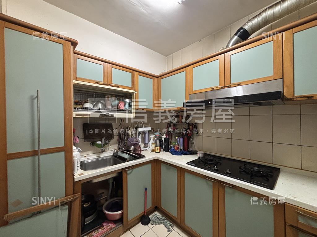 朝北次頂樓採光大三房平車房屋室內格局與周邊環境