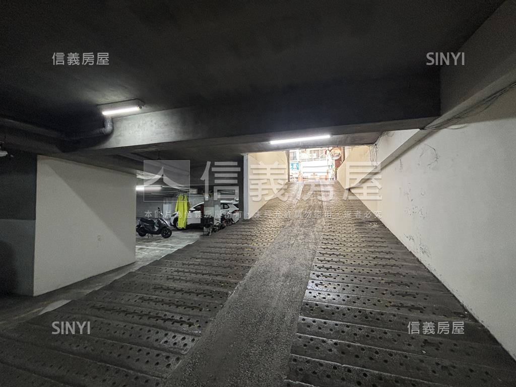 朝北次頂樓採光大三房平車房屋室內格局與周邊環境