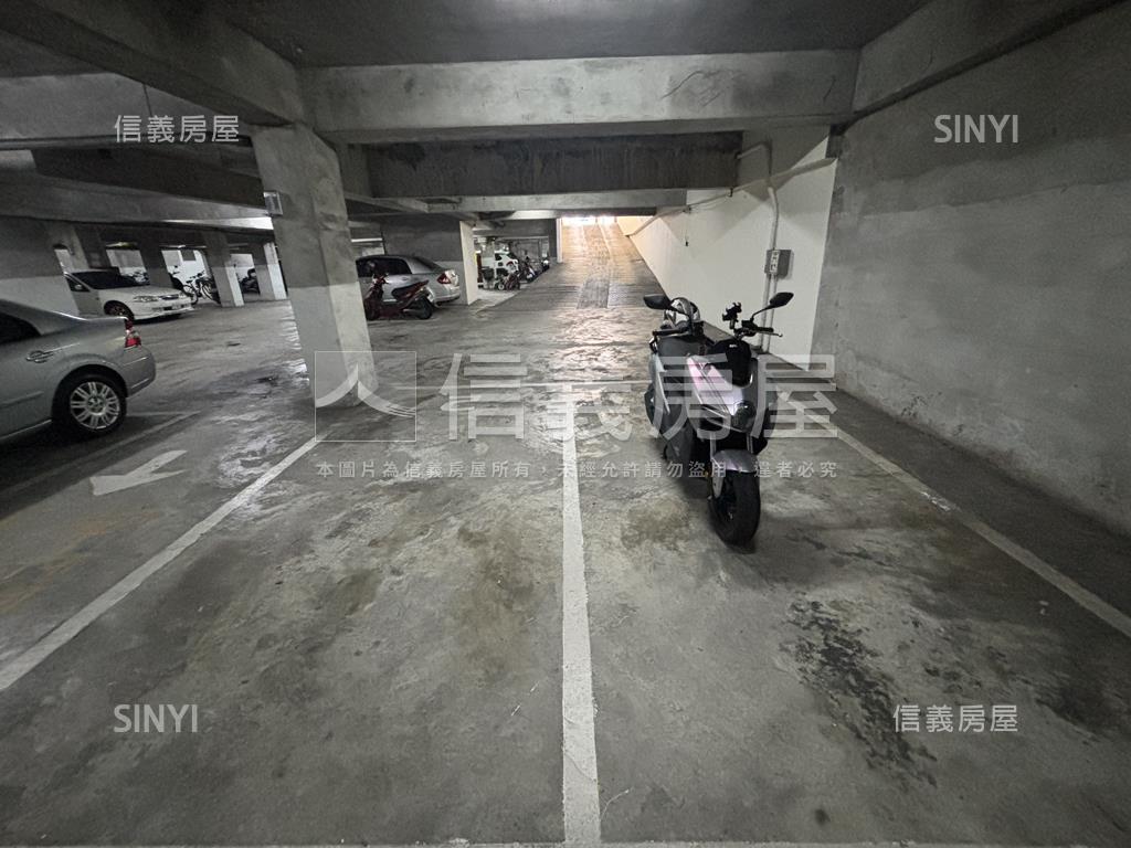 朝北次頂樓採光大三房平車房屋室內格局與周邊環境