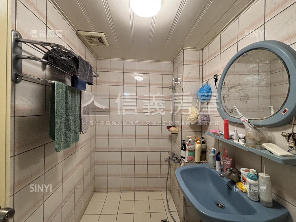 朝北次頂樓採光大三房平車房屋室內格局與周邊環境