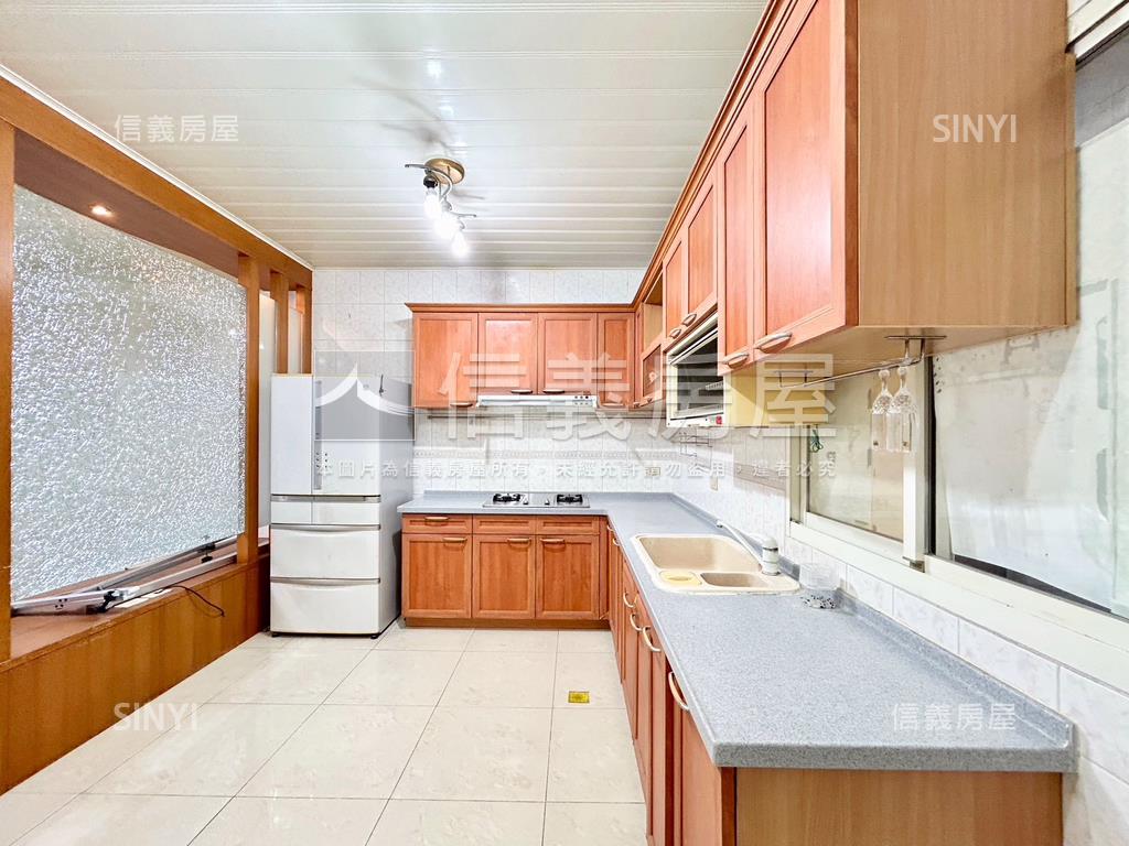 龍山大地坪大車庫透天房屋室內格局與周邊環境