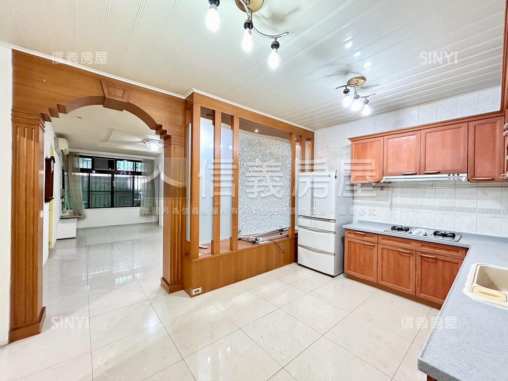 龍山大地坪大車庫透天房屋室內格局與周邊環境