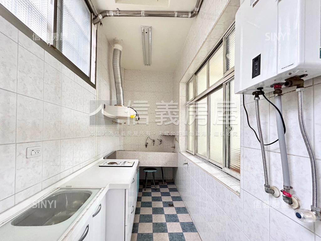 龍山大地坪大車庫透天房屋室內格局與周邊環境