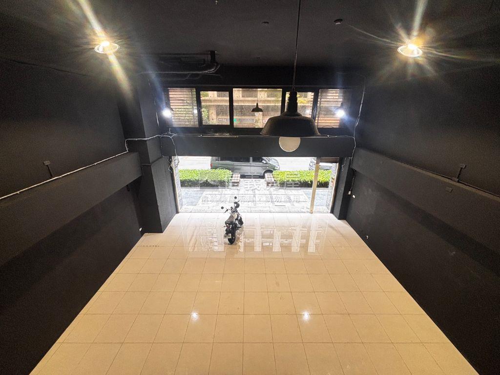 極致上品苑面馬路寬店面房屋室內格局與周邊環境